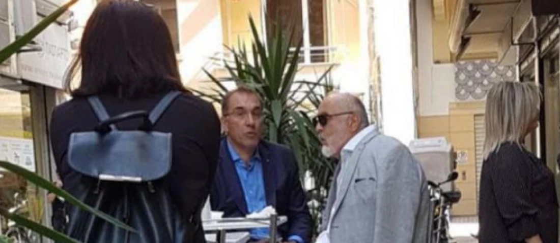 Ενα περίεργο ραντεβού – Παναγιώτης Κουρουμπλής και Δημήτρης Καμμένος πίνουν καφέ στην Πλάκα